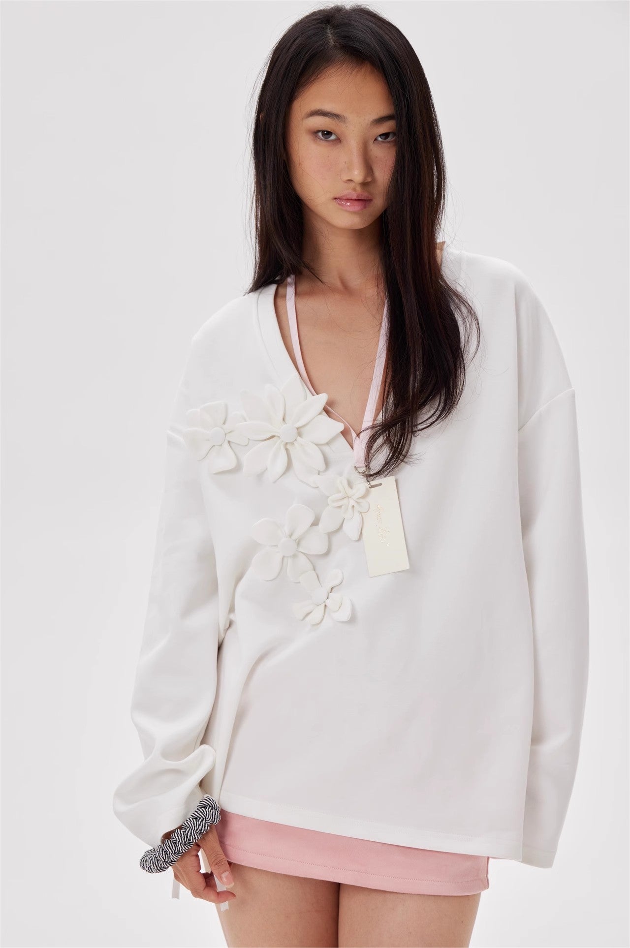Handmade flower V-neck Sweatshirt ﻿White