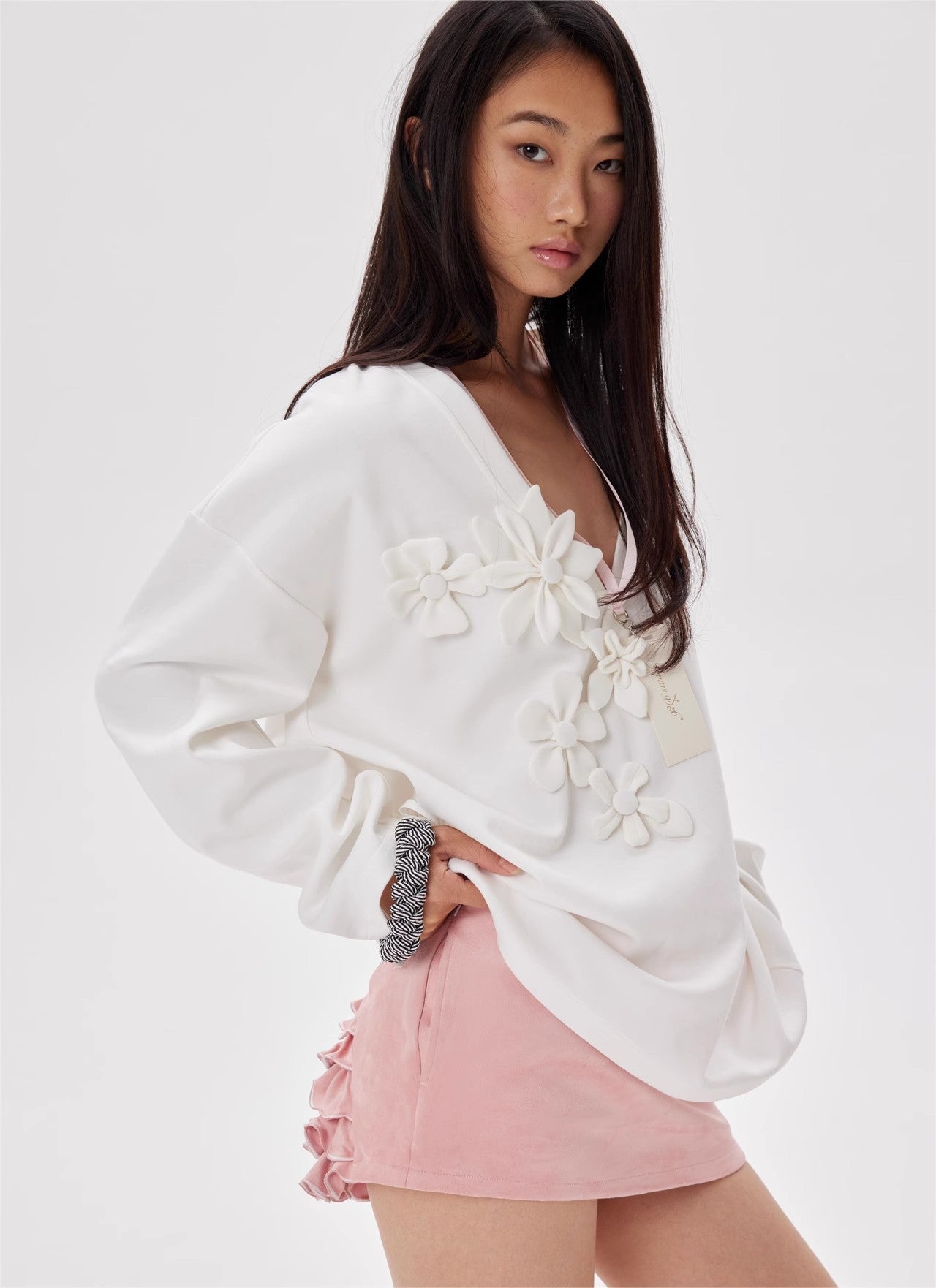 Handmade flower V-neck Sweatshirt ﻿White