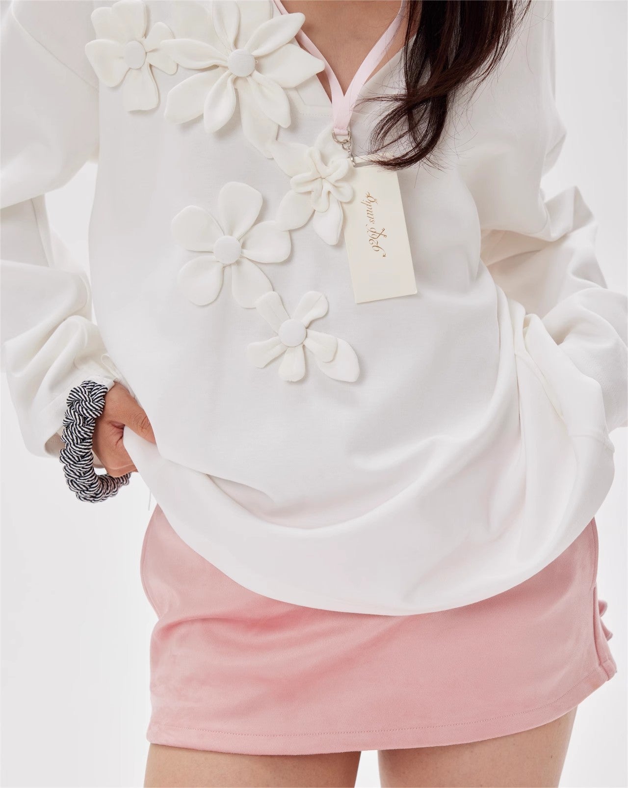 Handmade flower V-neck Sweatshirt ﻿White